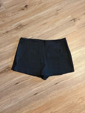 Y2K/90’s the clothing company Black Skort Shorts